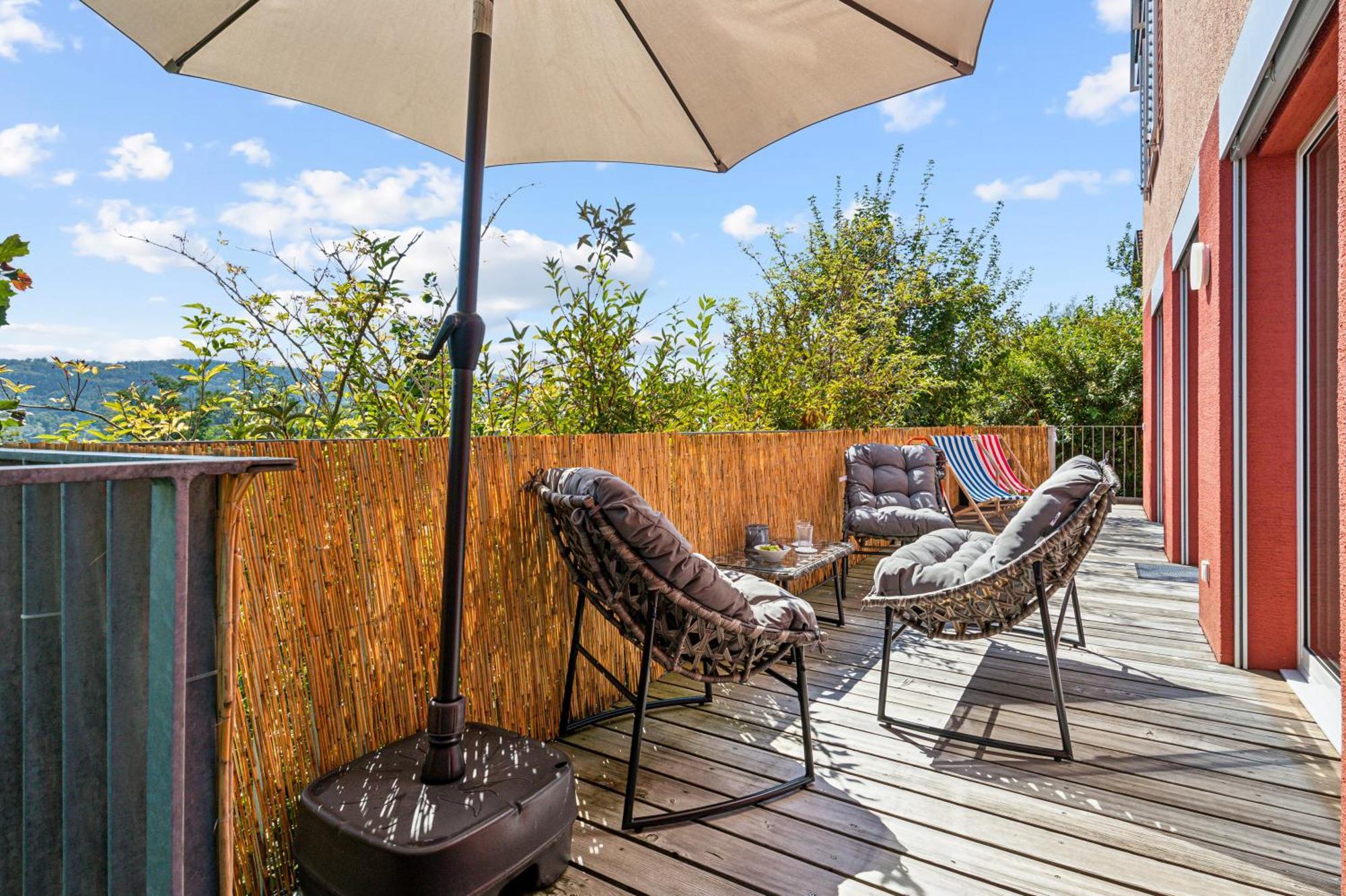 Business I Family Apartment I 1-4 Personen - Aare Blick, Nahe Altstadt I Beamer - 99" Leinwand I Terrassen Lounge Und Parkplatz บรุกก์ ภายนอก รูปภาพ