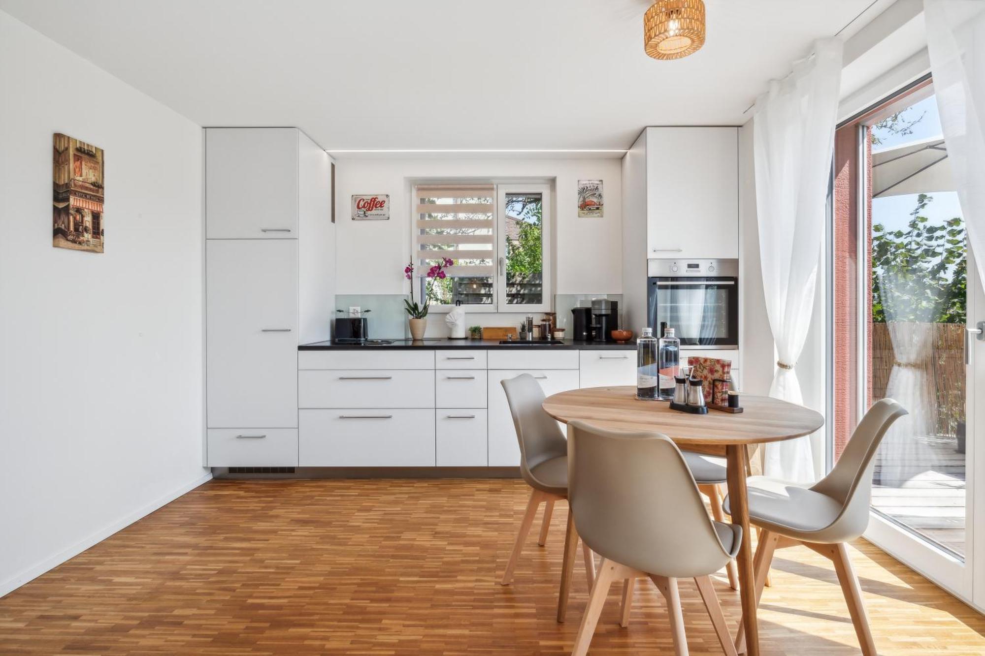 Business I Family Apartment I 1-4 Personen - Aare Blick, Nahe Altstadt I Beamer - 99" Leinwand I Terrassen Lounge Und Parkplatz บรุกก์ ภายนอก รูปภาพ